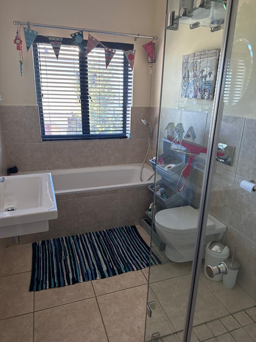 To Let 5 Bedroom Property for Rent in Rome Glen Western Cape